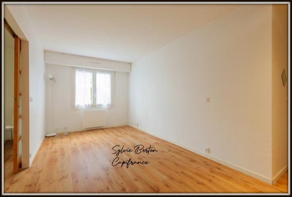 LIVRY GARGAN - Deux pièces en rez de chaussée avec jardin, cave et garage