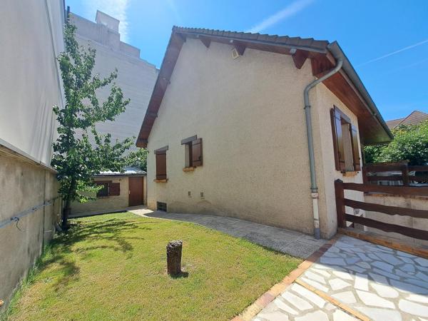 Maison individuelle sur sous-sol total, 7 chambres.