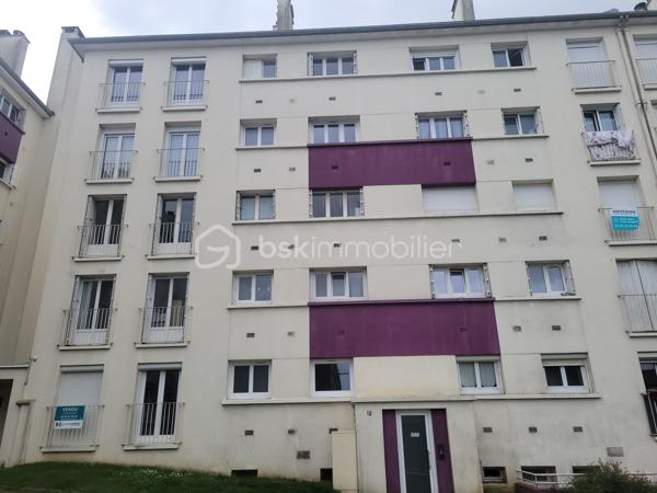 ✨ Bel appartement de type T4 offrant de beaux volumes et une distribution fonctionnelle

🛋️ Pièce de vie lumineuse de 21 m² avec balcon
🍽️ Cuisine ouverte aménagée et équipée
🛏️ 3 chambres avec penderies et balcon ou loggia
🚿 Salle d’eau
🚽 WC séparé

📦 En annexes
✔️ Débarras
✔️ Cave
✔️ Grenier

📍 Emplacement idéal
🚶 Centre-ville accessible en 23 minutes à pied
🎓 Pôle universitaire à seulement 280 mètres
🛒 Carrefour Langueux à 4 minutes en voiture

💶 Appartement actuellement loué 1 100 € par mois

🔥 Chauffage et production d’eau chaude au gaz de ville – chaudière de 2016
🌡️ Classe énergétique D
🏠 Isolation jugée insuffisante
💨 Ventilation naturelle par conduit

📋 Informations diagnostics
✔️ Présence de deux conduits en fibres-ciment non dégradés dans le grenier et le débarras
✔️ Diagnostic gaz : organe de coupure et robinet non accessibles
✔️ Diagnostic électrique : quelques anomalies relevées
⚡ Absence de prise de terre sur certains socles
💡 Protection incomplète sur certains points lumineux

🌍 ERP
✔️ Niveau 2 – risque sismique
✔️ Niveau 3 – potentiel radon
✔️ Mouvement de terrain recensé dans la zone en 2016

🔑 Idéal pour un investissement locatif ou une future résidence principale proche des commodités et des établissements universitaires