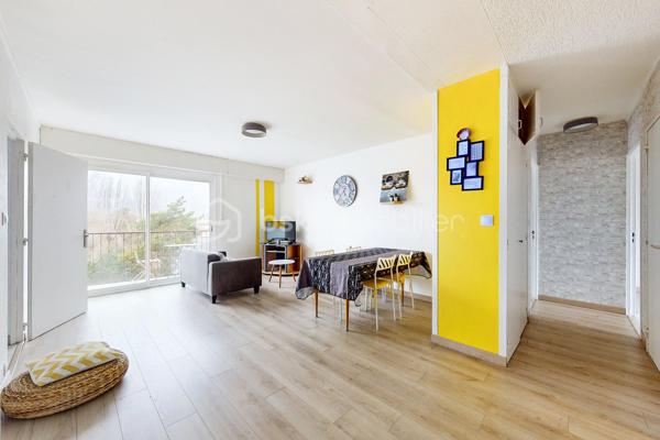 ✨ Bel appartement de type T4 offrant de beaux volumes et une distribution fonctionnelle

🛋️ Pièce de vie lumineuse de 21 m² avec balcon
🍽️ Cuisine ouverte aménagée et équipée
🛏️ 3 chambres avec penderies et balcon ou loggia
🚿 Salle d’eau
🚽 WC séparé

📦 En annexes
✔️ Débarras
✔️ Cave
✔️ Grenier

📍 Emplacement idéal
🚶 Centre-ville accessible en 23 minutes à pied
🎓 Pôle universitaire à seulement 280 mètres
🛒 Carrefour Langueux à 4 minutes en voiture

💶 Appartement actuellement loué 1 100 € par mois

🔥 Chauffage et production d’eau chaude au gaz de ville – chaudière de 2016
🌡️ Classe énergétique D
🏠 Isolation jugée insuffisante
💨 Ventilation naturelle par conduit

📋 Informations diagnostics
✔️ Présence de deux conduits en fibres-ciment non dégradés dans le grenier et le débarras
✔️ Diagnostic gaz : organe de coupure et robinet non accessibles
✔️ Diagnostic électrique : quelques anomalies relevées
⚡ Absence de prise de terre sur certains socles
💡 Protection incomplète sur certains points lumineux

🌍 ERP
✔️ Niveau 2 – risque sismique
✔️ Niveau 3 – potentiel radon
✔️ Mouvement de terrain recensé dans la zone en 2016

🔑 Idéal pour un investissement locatif ou une future résidence principale proche des commodités et des établissements universitaires