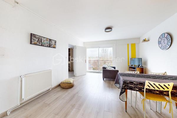 ✨ Bel appartement de type T4 offrant de beaux volumes et une distribution fonctionnelle

🛋️ Pièce de vie lumineuse de 21 m² avec balcon
🍽️ Cuisine ouverte aménagée et équipée
🛏️ 3 chambres avec penderies et balcon ou loggia
🚿 Salle d’eau
🚽 WC séparé

📦 En annexes
✔️ Débarras
✔️ Cave
✔️ Grenier

📍 Emplacement idéal
🚶 Centre-ville accessible en 23 minutes à pied
🎓 Pôle universitaire à seulement 280 mètres
🛒 Carrefour Langueux à 4 minutes en voiture

💶 Appartement actuellement loué 1 100 € par mois

🔥 Chauffage et production d’eau chaude au gaz de ville – chaudière de 2016
🌡️ Classe énergétique D
🏠 Isolation jugée insuffisante
💨 Ventilation naturelle par conduit

📋 Informations diagnostics
✔️ Présence de deux conduits en fibres-ciment non dégradés dans le grenier et le débarras
✔️ Diagnostic gaz : organe de coupure et robinet non accessibles
✔️ Diagnostic électrique : quelques anomalies relevées
⚡ Absence de prise de terre sur certains socles
💡 Protection incomplète sur certains points lumineux

🌍 ERP
✔️ Niveau 2 – risque sismique
✔️ Niveau 3 – potentiel radon
✔️ Mouvement de terrain recensé dans la zone en 2016

🔑 Idéal pour un investissement locatif ou une future résidence principale proche des commodités et des établissements universitaires