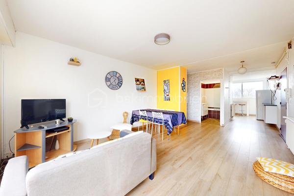 ✨ Bel appartement de type T4 offrant de beaux volumes et une distribution fonctionnelle

🛋️ Pièce de vie lumineuse de 21 m² avec balcon
🍽️ Cuisine ouverte aménagée et équipée
🛏️ 3 chambres avec penderies et balcon ou loggia
🚿 Salle d’eau
🚽 WC séparé

📦 En annexes
✔️ Débarras
✔️ Cave
✔️ Grenier

📍 Emplacement idéal
🚶 Centre-ville accessible en 23 minutes à pied
🎓 Pôle universitaire à seulement 280 mètres
🛒 Carrefour Langueux à 4 minutes en voiture

💶 Appartement actuellement loué 1 100 € par mois

🔥 Chauffage et production d’eau chaude au gaz de ville – chaudière de 2016
🌡️ Classe énergétique D
🏠 Isolation jugée insuffisante
💨 Ventilation naturelle par conduit

📋 Informations diagnostics
✔️ Présence de deux conduits en fibres-ciment non dégradés dans le grenier et le débarras
✔️ Diagnostic gaz : organe de coupure et robinet non accessibles
✔️ Diagnostic électrique : quelques anomalies relevées
⚡ Absence de prise de terre sur certains socles
💡 Protection incomplète sur certains points lumineux

🌍 ERP
✔️ Niveau 2 – risque sismique
✔️ Niveau 3 – potentiel radon
✔️ Mouvement de terrain recensé dans la zone en 2016

🔑 Idéal pour un investissement locatif ou une future résidence principale proche des commodités et des établissements universitaires