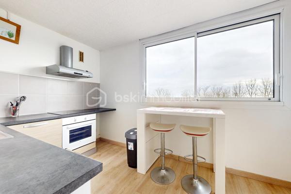 ✨ Bel appartement de type T4 offrant de beaux volumes et une distribution fonctionnelle

🛋️ Pièce de vie lumineuse de 21 m² avec balcon
🍽️ Cuisine ouverte aménagée et équipée
🛏️ 3 chambres avec penderies et balcon ou loggia
🚿 Salle d’eau
🚽 WC séparé

📦 En annexes
✔️ Débarras
✔️ Cave
✔️ Grenier

📍 Emplacement idéal
🚶 Centre-ville accessible en 23 minutes à pied
🎓 Pôle universitaire à seulement 280 mètres
🛒 Carrefour Langueux à 4 minutes en voiture

💶 Appartement actuellement loué 1 100 € par mois

🔥 Chauffage et production d’eau chaude au gaz de ville – chaudière de 2016
🌡️ Classe énergétique D
🏠 Isolation jugée insuffisante
💨 Ventilation naturelle par conduit

📋 Informations diagnostics
✔️ Présence de deux conduits en fibres-ciment non dégradés dans le grenier et le débarras
✔️ Diagnostic gaz : organe de coupure et robinet non accessibles
✔️ Diagnostic électrique : quelques anomalies relevées
⚡ Absence de prise de terre sur certains socles
💡 Protection incomplète sur certains points lumineux

🌍 ERP
✔️ Niveau 2 – risque sismique
✔️ Niveau 3 – potentiel radon
✔️ Mouvement de terrain recensé dans la zone en 2016

🔑 Idéal pour un investissement locatif ou une future résidence principale proche des commodités et des établissements universitaires