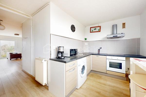 ✨ Bel appartement de type T4 offrant de beaux volumes et une distribution fonctionnelle

🛋️ Pièce de vie lumineuse de 21 m² avec balcon
🍽️ Cuisine ouverte aménagée et équipée
🛏️ 3 chambres avec penderies et balcon ou loggia
🚿 Salle d’eau
🚽 WC séparé

📦 En annexes
✔️ Débarras
✔️ Cave
✔️ Grenier

📍 Emplacement idéal
🚶 Centre-ville accessible en 23 minutes à pied
🎓 Pôle universitaire à seulement 280 mètres
🛒 Carrefour Langueux à 4 minutes en voiture

💶 Appartement actuellement loué 1 100 € par mois

🔥 Chauffage et production d’eau chaude au gaz de ville – chaudière de 2016
🌡️ Classe énergétique D
🏠 Isolation jugée insuffisante
💨 Ventilation naturelle par conduit

📋 Informations diagnostics
✔️ Présence de deux conduits en fibres-ciment non dégradés dans le grenier et le débarras
✔️ Diagnostic gaz : organe de coupure et robinet non accessibles
✔️ Diagnostic électrique : quelques anomalies relevées
⚡ Absence de prise de terre sur certains socles
💡 Protection incomplète sur certains points lumineux

🌍 ERP
✔️ Niveau 2 – risque sismique
✔️ Niveau 3 – potentiel radon
✔️ Mouvement de terrain recensé dans la zone en 2016

🔑 Idéal pour un investissement locatif ou une future résidence principale proche des commodités et des établissements universitaires