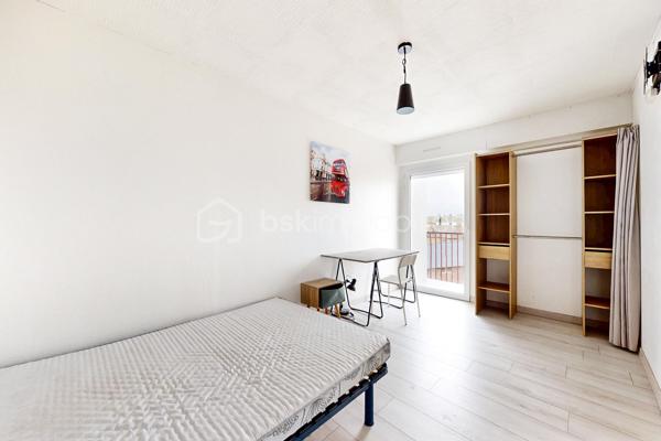 ✨ Bel appartement de type T4 offrant de beaux volumes et une distribution fonctionnelle

🛋️ Pièce de vie lumineuse de 21 m² avec balcon
🍽️ Cuisine ouverte aménagée et équipée
🛏️ 3 chambres avec penderies et balcon ou loggia
🚿 Salle d’eau
🚽 WC séparé

📦 En annexes
✔️ Débarras
✔️ Cave
✔️ Grenier

📍 Emplacement idéal
🚶 Centre-ville accessible en 23 minutes à pied
🎓 Pôle universitaire à seulement 280 mètres
🛒 Carrefour Langueux à 4 minutes en voiture

💶 Appartement actuellement loué 1 100 € par mois

🔥 Chauffage et production d’eau chaude au gaz de ville – chaudière de 2016
🌡️ Classe énergétique D
🏠 Isolation jugée insuffisante
💨 Ventilation naturelle par conduit

📋 Informations diagnostics
✔️ Présence de deux conduits en fibres-ciment non dégradés dans le grenier et le débarras
✔️ Diagnostic gaz : organe de coupure et robinet non accessibles
✔️ Diagnostic électrique : quelques anomalies relevées
⚡ Absence de prise de terre sur certains socles
💡 Protection incomplète sur certains points lumineux

🌍 ERP
✔️ Niveau 2 – risque sismique
✔️ Niveau 3 – potentiel radon
✔️ Mouvement de terrain recensé dans la zone en 2016

🔑 Idéal pour un investissement locatif ou une future résidence principale proche des commodités et des établissements universitaires