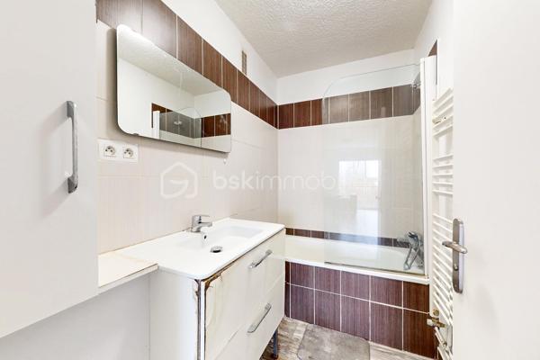 ✨ Bel appartement de type T4 offrant de beaux volumes et une distribution fonctionnelle

🛋️ Pièce de vie lumineuse de 21 m² avec balcon
🍽️ Cuisine ouverte aménagée et équipée
🛏️ 3 chambres avec penderies et balcon ou loggia
🚿 Salle d’eau
🚽 WC séparé

📦 En annexes
✔️ Débarras
✔️ Cave
✔️ Grenier

📍 Emplacement idéal
🚶 Centre-ville accessible en 23 minutes à pied
🎓 Pôle universitaire à seulement 280 mètres
🛒 Carrefour Langueux à 4 minutes en voiture

💶 Appartement actuellement loué 1 100 € par mois

🔥 Chauffage et production d’eau chaude au gaz de ville – chaudière de 2016
🌡️ Classe énergétique D
🏠 Isolation jugée insuffisante
💨 Ventilation naturelle par conduit

📋 Informations diagnostics
✔️ Présence de deux conduits en fibres-ciment non dégradés dans le grenier et le débarras
✔️ Diagnostic gaz : organe de coupure et robinet non accessibles
✔️ Diagnostic électrique : quelques anomalies relevées
⚡ Absence de prise de terre sur certains socles
💡 Protection incomplète sur certains points lumineux

🌍 ERP
✔️ Niveau 2 – risque sismique
✔️ Niveau 3 – potentiel radon
✔️ Mouvement de terrain recensé dans la zone en 2016

🔑 Idéal pour un investissement locatif ou une future résidence principale proche des commodités et des établissements universitaires