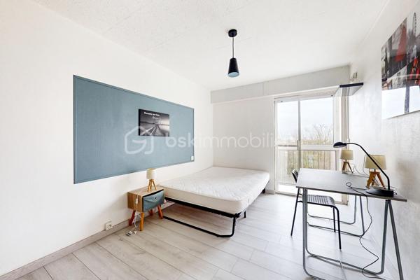 ✨ Bel appartement de type T4 offrant de beaux volumes et une distribution fonctionnelle

🛋️ Pièce de vie lumineuse de 21 m² avec balcon
🍽️ Cuisine ouverte aménagée et équipée
🛏️ 3 chambres avec penderies et balcon ou loggia
🚿 Salle d’eau
🚽 WC séparé

📦 En annexes
✔️ Débarras
✔️ Cave
✔️ Grenier

📍 Emplacement idéal
🚶 Centre-ville accessible en 23 minutes à pied
🎓 Pôle universitaire à seulement 280 mètres
🛒 Carrefour Langueux à 4 minutes en voiture

💶 Appartement actuellement loué 1 100 € par mois

🔥 Chauffage et production d’eau chaude au gaz de ville – chaudière de 2016
🌡️ Classe énergétique D
🏠 Isolation jugée insuffisante
💨 Ventilation naturelle par conduit

📋 Informations diagnostics
✔️ Présence de deux conduits en fibres-ciment non dégradés dans le grenier et le débarras
✔️ Diagnostic gaz : organe de coupure et robinet non accessibles
✔️ Diagnostic électrique : quelques anomalies relevées
⚡ Absence de prise de terre sur certains socles
💡 Protection incomplète sur certains points lumineux

🌍 ERP
✔️ Niveau 2 – risque sismique
✔️ Niveau 3 – potentiel radon
✔️ Mouvement de terrain recensé dans la zone en 2016

🔑 Idéal pour un investissement locatif ou une future résidence principale proche des commodités et des établissements universitaires