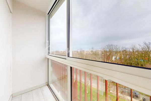 ✨ Bel appartement de type T4 offrant de beaux volumes et une distribution fonctionnelle

🛋️ Pièce de vie lumineuse de 21 m² avec balcon
🍽️ Cuisine ouverte aménagée et équipée
🛏️ 3 chambres avec penderies et balcon ou loggia
🚿 Salle d’eau
🚽 WC séparé

📦 En annexes
✔️ Débarras
✔️ Cave
✔️ Grenier

📍 Emplacement idéal
🚶 Centre-ville accessible en 23 minutes à pied
🎓 Pôle universitaire à seulement 280 mètres
🛒 Carrefour Langueux à 4 minutes en voiture

💶 Appartement actuellement loué 1 100 € par mois

🔥 Chauffage et production d’eau chaude au gaz de ville – chaudière de 2016
🌡️ Classe énergétique D
🏠 Isolation jugée insuffisante
💨 Ventilation naturelle par conduit

📋 Informations diagnostics
✔️ Présence de deux conduits en fibres-ciment non dégradés dans le grenier et le débarras
✔️ Diagnostic gaz : organe de coupure et robinet non accessibles
✔️ Diagnostic électrique : quelques anomalies relevées
⚡ Absence de prise de terre sur certains socles
💡 Protection incomplète sur certains points lumineux

🌍 ERP
✔️ Niveau 2 – risque sismique
✔️ Niveau 3 – potentiel radon
✔️ Mouvement de terrain recensé dans la zone en 2016

🔑 Idéal pour un investissement locatif ou une future résidence principale proche des commodités et des établissements universitaires