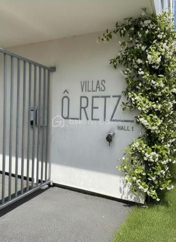 Idéalement situé Rue du Canal, dans l’un des secteurs les plus agréables et vivants de Pornic, cet appartement T3 de 75 m² bénéficie d’un emplacement particulièrement recherché, à seulement quelques minutes à pied du port, des commerces, de la gare et des promenades emblématiques de la ville.

Au 1er étage d’une résidence récente de 2019 avec ascenseur, répondant aux normes PMR, l’appartement offre un cadre de vie aussi pratique que confortable, entre douceur balnéaire et vie de centre-ville. La terrasse et le grand balcon exposés Sud-Est apportent une belle luminosité et prolongent agréablement les espaces de vie.

L’ensemble se compose d’une entrée, d’un séjour convivial, d’une cuisine aménagée et équipée, de deux chambres, d’une salle d’eau ainsi que d’un espace de rangement supplémentaire.

Un parking couvert privatif ainsi qu’un cabanon viennent compléter ce bien aux prestations rares sur le secteur.

Une adresse idéale pour profiter pleinement de Pornic à pied : marché, vieux port, gare, restaurants et sentiers côtiers sont accessibles en quelques minutes seulement. Le genre d’emplacement où la voiture finit presque en vacances elle aussi.


Un bien élégant et parfaitement situé, aussi adapté à une résidence principale qu’à un pied-à-terre de standing sur la côte.