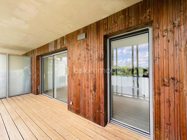Idéalement situé Rue du Canal, dans l’un des secteurs les plus agréables et vivants de Pornic, cet appartement T3 de 75 m² bénéficie d’un emplacement particulièrement recherché, à seulement quelques minutes à pied du port, des commerces, de la gare et des promenades emblématiques de la ville.

Au 1er étage d’une résidence récente de 2019 avec ascenseur, répondant aux normes PMR, l’appartement offre un cadre de vie aussi pratique que confortable, entre douceur balnéaire et vie de centre-ville. La terrasse et le grand balcon exposés Sud-Est apportent une belle luminosité et prolongent agréablement les espaces de vie.

L’ensemble se compose d’une entrée, d’un séjour convivial, d’une cuisine aménagée et équipée, de deux chambres, d’une salle d’eau ainsi que d’un espace de rangement supplémentaire.

Un parking couvert privatif ainsi qu’un cabanon viennent compléter ce bien aux prestations rares sur le secteur.

Une adresse idéale pour profiter pleinement de Pornic à pied : marché, vieux port, gare, restaurants et sentiers côtiers sont accessibles en quelques minutes seulement. Le genre d’emplacement où la voiture finit presque en vacances elle aussi.


Un bien élégant et parfaitement situé, aussi adapté à une résidence principale qu’à un pied-à-terre de standing sur la côte.
