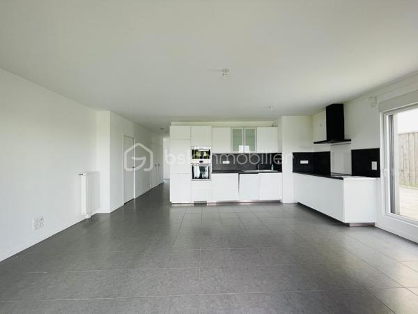 Idéalement situé Rue du Canal, dans l’un des secteurs les plus agréables et vivants de Pornic, cet appartement T3 de 75 m² bénéficie d’un emplacement particulièrement recherché, à seulement quelques minutes à pied du port, des commerces, de la gare et des promenades emblématiques de la ville.

Au 1er étage d’une résidence récente de 2019 avec ascenseur, répondant aux normes PMR, l’appartement offre un cadre de vie aussi pratique que confortable, entre douceur balnéaire et vie de centre-ville. La terrasse et le grand balcon exposés Sud-Est apportent une belle luminosité et prolongent agréablement les espaces de vie.

L’ensemble se compose d’une entrée, d’un séjour convivial, d’une cuisine aménagée et équipée, de deux chambres, d’une salle d’eau ainsi que d’un espace de rangement supplémentaire.

Un parking couvert privatif ainsi qu’un cabanon viennent compléter ce bien aux prestations rares sur le secteur.

Une adresse idéale pour profiter pleinement de Pornic à pied : marché, vieux port, gare, restaurants et sentiers côtiers sont accessibles en quelques minutes seulement. Le genre d’emplacement où la voiture finit presque en vacances elle aussi.


Un bien élégant et parfaitement situé, aussi adapté à une résidence principale qu’à un pied-à-terre de standing sur la côte.