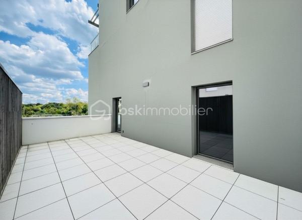 Idéalement situé Rue du Canal, dans l’un des secteurs les plus agréables et vivants de Pornic, cet appartement T3 de 75 m² bénéficie d’un emplacement particulièrement recherché, à seulement quelques minutes à pied du port, des commerces, de la gare et des promenades emblématiques de la ville.

Au 1er étage d’une résidence récente de 2019 avec ascenseur, répondant aux normes PMR, l’appartement offre un cadre de vie aussi pratique que confortable, entre douceur balnéaire et vie de centre-ville. La terrasse et le grand balcon exposés Sud-Est apportent une belle luminosité et prolongent agréablement les espaces de vie.

L’ensemble se compose d’une entrée, d’un séjour convivial, d’une cuisine aménagée et équipée, de deux chambres, d’une salle d’eau ainsi que d’un espace de rangement supplémentaire.

Un parking couvert privatif ainsi qu’un cabanon viennent compléter ce bien aux prestations rares sur le secteur.

Une adresse idéale pour profiter pleinement de Pornic à pied : marché, vieux port, gare, restaurants et sentiers côtiers sont accessibles en quelques minutes seulement. Le genre d’emplacement où la voiture finit presque en vacances elle aussi.


Un bien élégant et parfaitement situé, aussi adapté à une résidence principale qu’à un pied-à-terre de standing sur la côte.