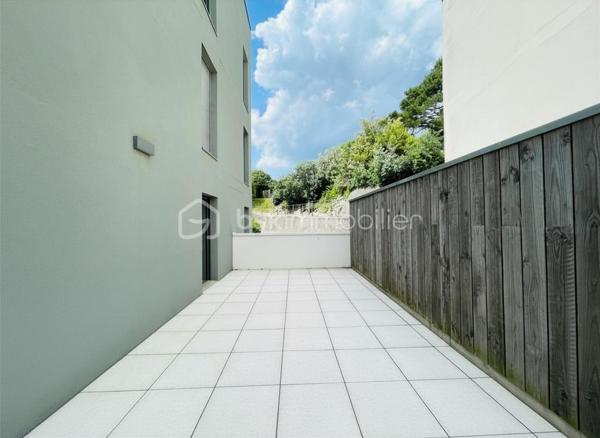 Idéalement situé Rue du Canal, dans l’un des secteurs les plus agréables et vivants de Pornic, cet appartement T3 de 75 m² bénéficie d’un emplacement particulièrement recherché, à seulement quelques minutes à pied du port, des commerces, de la gare et des promenades emblématiques de la ville.

Au 1er étage d’une résidence récente de 2019 avec ascenseur, répondant aux normes PMR, l’appartement offre un cadre de vie aussi pratique que confortable, entre douceur balnéaire et vie de centre-ville. La terrasse et le grand balcon exposés Sud-Est apportent une belle luminosité et prolongent agréablement les espaces de vie.

L’ensemble se compose d’une entrée, d’un séjour convivial, d’une cuisine aménagée et équipée, de deux chambres, d’une salle d’eau ainsi que d’un espace de rangement supplémentaire.

Un parking couvert privatif ainsi qu’un cabanon viennent compléter ce bien aux prestations rares sur le secteur.

Une adresse idéale pour profiter pleinement de Pornic à pied : marché, vieux port, gare, restaurants et sentiers côtiers sont accessibles en quelques minutes seulement. Le genre d’emplacement où la voiture finit presque en vacances elle aussi.


Un bien élégant et parfaitement situé, aussi adapté à une résidence principale qu’à un pied-à-terre de standing sur la côte.