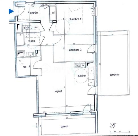 Idéalement situé Rue du Canal, dans l’un des secteurs les plus agréables et vivants de Pornic, cet appartement T3 de 75 m² bénéficie d’un emplacement particulièrement recherché, à seulement quelques minutes à pied du port, des commerces, de la gare et des promenades emblématiques de la ville.

Au 1er étage d’une résidence récente de 2019 avec ascenseur, répondant aux normes PMR, l’appartement offre un cadre de vie aussi pratique que confortable, entre douceur balnéaire et vie de centre-ville. La terrasse et le grand balcon exposés Sud-Est apportent une belle luminosité et prolongent agréablement les espaces de vie.

L’ensemble se compose d’une entrée, d’un séjour convivial, d’une cuisine aménagée et équipée, de deux chambres, d’une salle d’eau ainsi que d’un espace de rangement supplémentaire.

Un parking couvert privatif ainsi qu’un cabanon viennent compléter ce bien aux prestations rares sur le secteur.

Une adresse idéale pour profiter pleinement de Pornic à pied : marché, vieux port, gare, restaurants et sentiers côtiers sont accessibles en quelques minutes seulement. Le genre d’emplacement où la voiture finit presque en vacances elle aussi.


Un bien élégant et parfaitement situé, aussi adapté à une résidence principale qu’à un pied-à-terre de standing sur la côte.