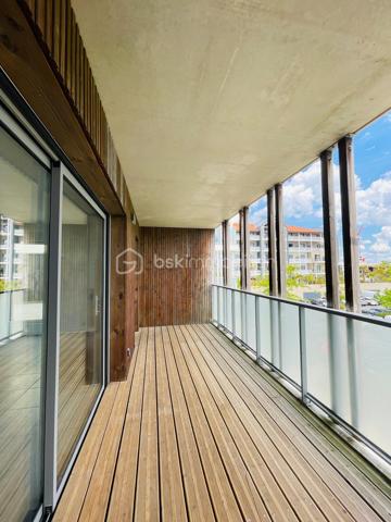 Idéalement situé Rue du Canal, dans l’un des secteurs les plus agréables et vivants de Pornic, cet appartement T3 de 75 m² bénéficie d’un emplacement particulièrement recherché, à seulement quelques minutes à pied du port, des commerces, de la gare et des promenades emblématiques de la ville.

Au 1er étage d’une résidence récente de 2019 avec ascenseur, répondant aux normes PMR, l’appartement offre un cadre de vie aussi pratique que confortable, entre douceur balnéaire et vie de centre-ville. La terrasse et le grand balcon exposés Sud-Est apportent une belle luminosité et prolongent agréablement les espaces de vie.

L’ensemble se compose d’une entrée, d’un séjour convivial, d’une cuisine aménagée et équipée, de deux chambres, d’une salle d’eau ainsi que d’un espace de rangement supplémentaire.

Un parking couvert privatif ainsi qu’un cabanon viennent compléter ce bien aux prestations rares sur le secteur.

Une adresse idéale pour profiter pleinement de Pornic à pied : marché, vieux port, gare, restaurants et sentiers côtiers sont accessibles en quelques minutes seulement. Le genre d’emplacement où la voiture finit presque en vacances elle aussi.


Un bien élégant et parfaitement situé, aussi adapté à une résidence principale qu’à un pied-à-terre de standing sur la côte.