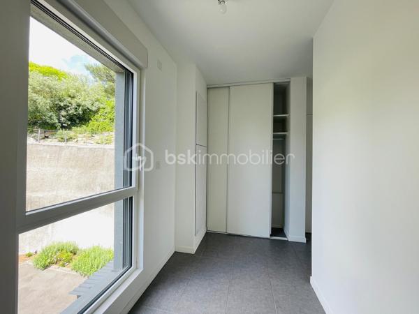 Idéalement situé Rue du Canal, dans l’un des secteurs les plus agréables et vivants de Pornic, cet appartement T3 de 75 m² bénéficie d’un emplacement particulièrement recherché, à seulement quelques minutes à pied du port, des commerces, de la gare et des promenades emblématiques de la ville.

Au 1er étage d’une résidence récente de 2019 avec ascenseur, répondant aux normes PMR, l’appartement offre un cadre de vie aussi pratique que confortable, entre douceur balnéaire et vie de centre-ville. La terrasse et le grand balcon exposés Sud-Est apportent une belle luminosité et prolongent agréablement les espaces de vie.

L’ensemble se compose d’une entrée, d’un séjour convivial, d’une cuisine aménagée et équipée, de deux chambres, d’une salle d’eau ainsi que d’un espace de rangement supplémentaire.

Un parking couvert privatif ainsi qu’un cabanon viennent compléter ce bien aux prestations rares sur le secteur.

Une adresse idéale pour profiter pleinement de Pornic à pied : marché, vieux port, gare, restaurants et sentiers côtiers sont accessibles en quelques minutes seulement. Le genre d’emplacement où la voiture finit presque en vacances elle aussi.


Un bien élégant et parfaitement situé, aussi adapté à une résidence principale qu’à un pied-à-terre de standing sur la côte.