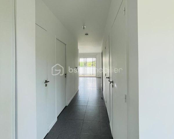 Idéalement situé Rue du Canal, dans l’un des secteurs les plus agréables et vivants de Pornic, cet appartement T3 de 75 m² bénéficie d’un emplacement particulièrement recherché, à seulement quelques minutes à pied du port, des commerces, de la gare et des promenades emblématiques de la ville.

Au 1er étage d’une résidence récente de 2019 avec ascenseur, répondant aux normes PMR, l’appartement offre un cadre de vie aussi pratique que confortable, entre douceur balnéaire et vie de centre-ville. La terrasse et le grand balcon exposés Sud-Est apportent une belle luminosité et prolongent agréablement les espaces de vie.

L’ensemble se compose d’une entrée, d’un séjour convivial, d’une cuisine aménagée et équipée, de deux chambres, d’une salle d’eau ainsi que d’un espace de rangement supplémentaire.

Un parking couvert privatif ainsi qu’un cabanon viennent compléter ce bien aux prestations rares sur le secteur.

Une adresse idéale pour profiter pleinement de Pornic à pied : marché, vieux port, gare, restaurants et sentiers côtiers sont accessibles en quelques minutes seulement. Le genre d’emplacement où la voiture finit presque en vacances elle aussi.


Un bien élégant et parfaitement situé, aussi adapté à une résidence principale qu’à un pied-à-terre de standing sur la côte.