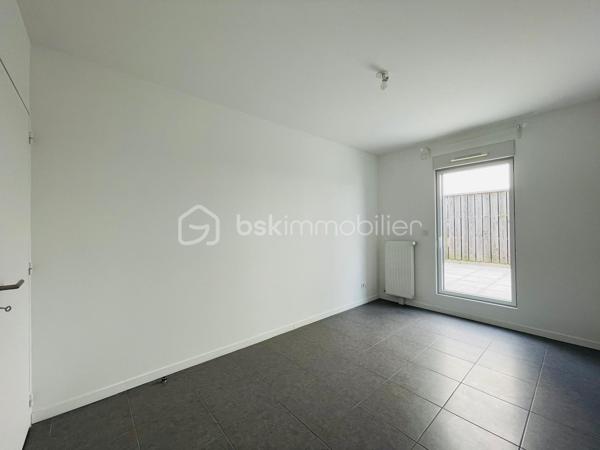 Idéalement situé Rue du Canal, dans l’un des secteurs les plus agréables et vivants de Pornic, cet appartement T3 de 75 m² bénéficie d’un emplacement particulièrement recherché, à seulement quelques minutes à pied du port, des commerces, de la gare et des promenades emblématiques de la ville.

Au 1er étage d’une résidence récente de 2019 avec ascenseur, répondant aux normes PMR, l’appartement offre un cadre de vie aussi pratique que confortable, entre douceur balnéaire et vie de centre-ville. La terrasse et le grand balcon exposés Sud-Est apportent une belle luminosité et prolongent agréablement les espaces de vie.

L’ensemble se compose d’une entrée, d’un séjour convivial, d’une cuisine aménagée et équipée, de deux chambres, d’une salle d’eau ainsi que d’un espace de rangement supplémentaire.

Un parking couvert privatif ainsi qu’un cabanon viennent compléter ce bien aux prestations rares sur le secteur.

Une adresse idéale pour profiter pleinement de Pornic à pied : marché, vieux port, gare, restaurants et sentiers côtiers sont accessibles en quelques minutes seulement. Le genre d’emplacement où la voiture finit presque en vacances elle aussi.


Un bien élégant et parfaitement situé, aussi adapté à une résidence principale qu’à un pied-à-terre de standing sur la côte.