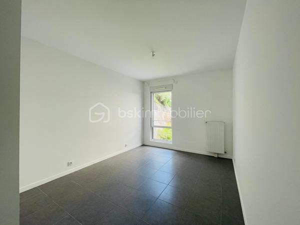 Idéalement situé Rue du Canal, dans l’un des secteurs les plus agréables et vivants de Pornic, cet appartement T3 de 75 m² bénéficie d’un emplacement particulièrement recherché, à seulement quelques minutes à pied du port, des commerces, de la gare et des promenades emblématiques de la ville.

Au 1er étage d’une résidence récente de 2019 avec ascenseur, répondant aux normes PMR, l’appartement offre un cadre de vie aussi pratique que confortable, entre douceur balnéaire et vie de centre-ville. La terrasse et le grand balcon exposés Sud-Est apportent une belle luminosité et prolongent agréablement les espaces de vie.

L’ensemble se compose d’une entrée, d’un séjour convivial, d’une cuisine aménagée et équipée, de deux chambres, d’une salle d’eau ainsi que d’un espace de rangement supplémentaire.

Un parking couvert privatif ainsi qu’un cabanon viennent compléter ce bien aux prestations rares sur le secteur.

Une adresse idéale pour profiter pleinement de Pornic à pied : marché, vieux port, gare, restaurants et sentiers côtiers sont accessibles en quelques minutes seulement. Le genre d’emplacement où la voiture finit presque en vacances elle aussi.


Un bien élégant et parfaitement situé, aussi adapté à une résidence principale qu’à un pied-à-terre de standing sur la côte.
