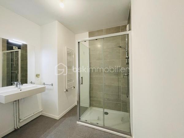 Idéalement situé Rue du Canal, dans l’un des secteurs les plus agréables et vivants de Pornic, cet appartement T3 de 75 m² bénéficie d’un emplacement particulièrement recherché, à seulement quelques minutes à pied du port, des commerces, de la gare et des promenades emblématiques de la ville.

Au 1er étage d’une résidence récente de 2019 avec ascenseur, répondant aux normes PMR, l’appartement offre un cadre de vie aussi pratique que confortable, entre douceur balnéaire et vie de centre-ville. La terrasse et le grand balcon exposés Sud-Est apportent une belle luminosité et prolongent agréablement les espaces de vie.

L’ensemble se compose d’une entrée, d’un séjour convivial, d’une cuisine aménagée et équipée, de deux chambres, d’une salle d’eau ainsi que d’un espace de rangement supplémentaire.

Un parking couvert privatif ainsi qu’un cabanon viennent compléter ce bien aux prestations rares sur le secteur.

Une adresse idéale pour profiter pleinement de Pornic à pied : marché, vieux port, gare, restaurants et sentiers côtiers sont accessibles en quelques minutes seulement. Le genre d’emplacement où la voiture finit presque en vacances elle aussi.


Un bien élégant et parfaitement situé, aussi adapté à une résidence principale qu’à un pied-à-terre de standing sur la côte.