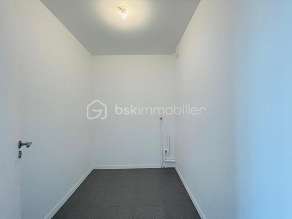 Idéalement situé Rue du Canal, dans l’un des secteurs les plus agréables et vivants de Pornic, cet appartement T3 de 75 m² bénéficie d’un emplacement particulièrement recherché, à seulement quelques minutes à pied du port, des commerces, de la gare et des promenades emblématiques de la ville.

Au 1er étage d’une résidence récente de 2019 avec ascenseur, répondant aux normes PMR, l’appartement offre un cadre de vie aussi pratique que confortable, entre douceur balnéaire et vie de centre-ville. La terrasse et le grand balcon exposés Sud-Est apportent une belle luminosité et prolongent agréablement les espaces de vie.

L’ensemble se compose d’une entrée, d’un séjour convivial, d’une cuisine aménagée et équipée, de deux chambres, d’une salle d’eau ainsi que d’un espace de rangement supplémentaire.

Un parking couvert privatif ainsi qu’un cabanon viennent compléter ce bien aux prestations rares sur le secteur.

Une adresse idéale pour profiter pleinement de Pornic à pied : marché, vieux port, gare, restaurants et sentiers côtiers sont accessibles en quelques minutes seulement. Le genre d’emplacement où la voiture finit presque en vacances elle aussi.


Un bien élégant et parfaitement situé, aussi adapté à une résidence principale qu’à un pied-à-terre de standing sur la côte.