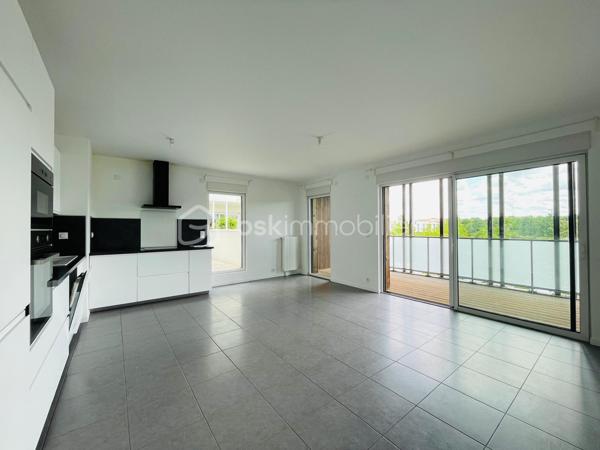 Idéalement situé Rue du Canal, dans l’un des secteurs les plus agréables et vivants de Pornic, cet appartement T3 de 75 m² bénéficie d’un emplacement particulièrement recherché, à seulement quelques minutes à pied du port, des commerces, de la gare et des promenades emblématiques de la ville.

Au 1er étage d’une résidence récente de 2019 avec ascenseur, répondant aux normes PMR, l’appartement offre un cadre de vie aussi pratique que confortable, entre douceur balnéaire et vie de centre-ville. La terrasse et le grand balcon exposés Sud-Est apportent une belle luminosité et prolongent agréablement les espaces de vie.

L’ensemble se compose d’une entrée, d’un séjour convivial, d’une cuisine aménagée et équipée, de deux chambres, d’une salle d’eau ainsi que d’un espace de rangement supplémentaire.

Un parking couvert privatif ainsi qu’un cabanon viennent compléter ce bien aux prestations rares sur le secteur.

Une adresse idéale pour profiter pleinement de Pornic à pied : marché, vieux port, gare, restaurants et sentiers côtiers sont accessibles en quelques minutes seulement. Le genre d’emplacement où la voiture finit presque en vacances elle aussi.


Un bien élégant et parfaitement situé, aussi adapté à une résidence principale qu’à un pied-à-terre de standing sur la côte.