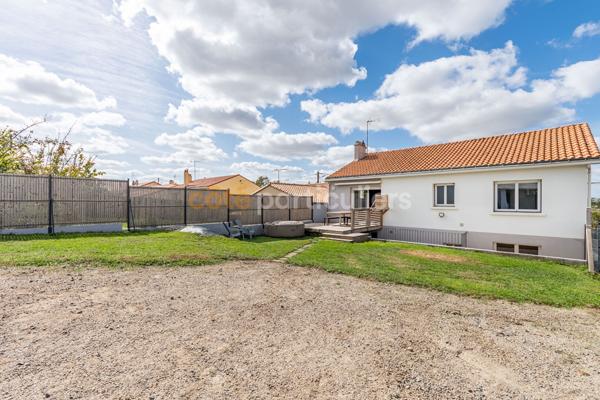 Vente
                Maison160 m² - 7 Pièces -
                    LES HERBIERS (85500)