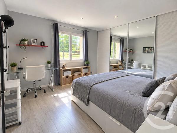 Maison à vendre  5 pièces - 147 m 2   LATRESNE  - 33