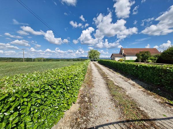 Ancienne ferme avec dépendances sur plus de 3 hectares de terrain libre entre Saint-Amour et Varennes-Saint-Sauveur