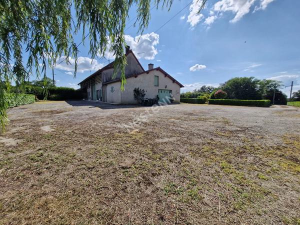 Ancienne ferme avec dépendances sur plus de 3 hectares de terrain libre entre Saint-Amour et Varennes-Saint-Sauveur