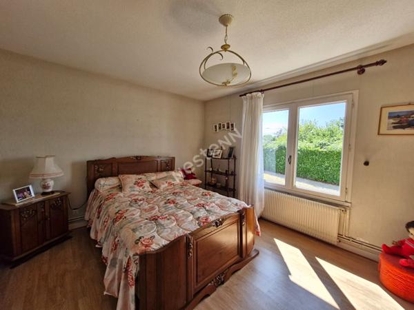 Ancienne ferme avec dépendances sur plus de 3 hectares de terrain libre entre Saint-Amour et Varennes-Saint-Sauveur