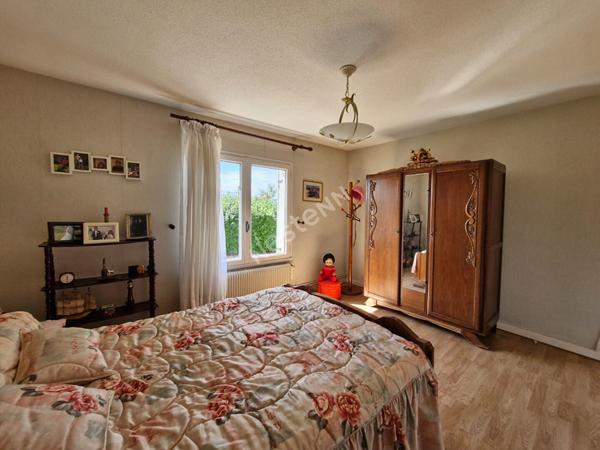 Ancienne ferme avec dépendances sur plus de 3 hectares de terrain libre entre Saint-Amour et Varennes-Saint-Sauveur