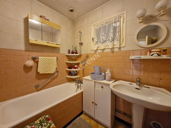 Ancienne ferme avec dépendances sur plus de 3 hectares de terrain libre entre Saint-Amour et Varennes-Saint-Sauveur