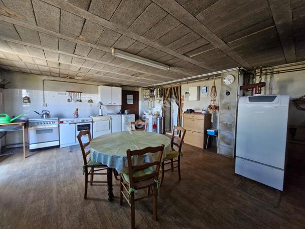 Ancienne ferme avec dépendances sur plus de 3 hectares de terrain libre entre Saint-Amour et Varennes-Saint-Sauveur