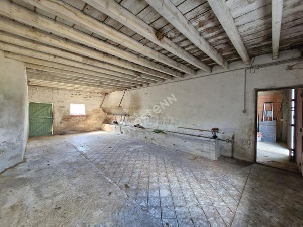 Ancienne ferme avec dépendances sur plus de 3 hectares de terrain libre entre Saint-Amour et Varennes-Saint-Sauveur