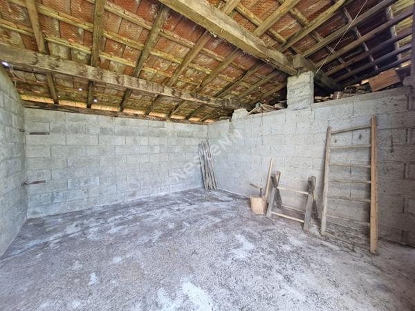 Ancienne ferme avec dépendances sur plus de 3 hectares de terrain libre entre Saint-Amour et Varennes-Saint-Sauveur