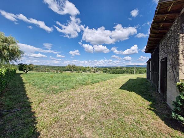 Ancienne ferme avec dépendances sur plus de 3 hectares de terrain libre entre Saint-Amour et Varennes-Saint-Sauveur