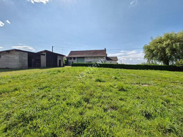 Ancienne ferme avec dépendances sur plus de 3 hectares de terrain libre entre Saint-Amour et Varennes-Saint-Sauveur