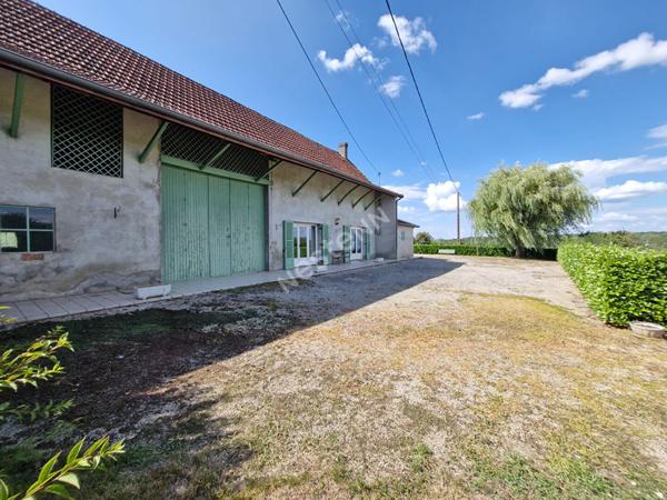 Ancienne ferme avec dépendances sur plus de 3 hectares de terrain libre entre Saint-Amour et Varennes-Saint-Sauveur