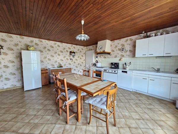 Ancienne ferme avec dépendances sur plus de 3 hectares de terrain libre entre Saint-Amour et Varennes-Saint-Sauveur