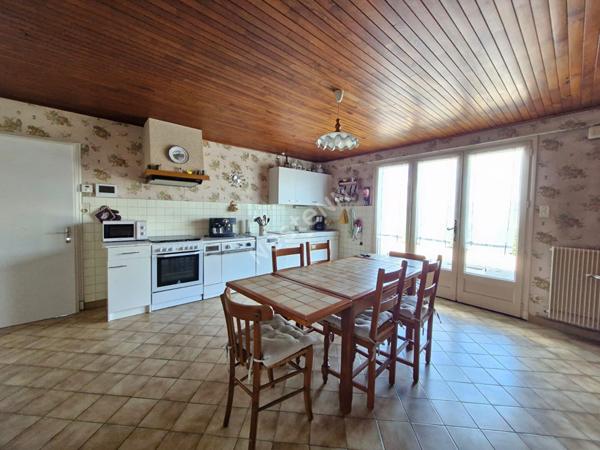 Ancienne ferme avec dépendances sur plus de 3 hectares de terrain libre entre Saint-Amour et Varennes-Saint-Sauveur