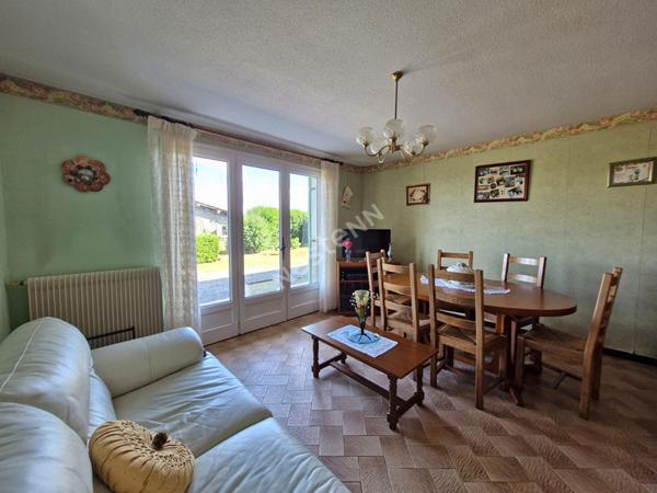 Ancienne ferme avec dépendances sur plus de 3 hectares de terrain libre entre Saint-Amour et Varennes-Saint-Sauveur