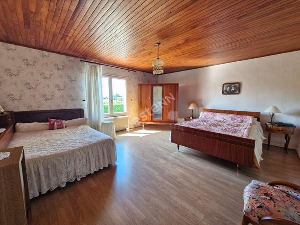 Ancienne ferme avec dépendances sur plus de 3 hectares de terrain libre entre Saint-Amour et Varennes-Saint-Sauveur