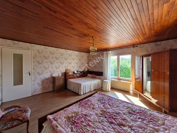 Ancienne ferme avec dépendances sur plus de 3 hectares de terrain libre entre Saint-Amour et Varennes-Saint-Sauveur