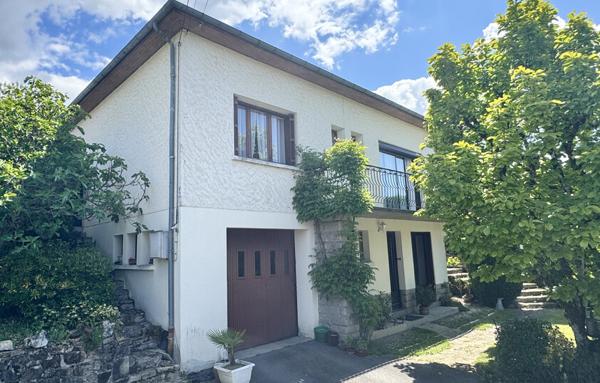 Maison de village à rénover   Beaux volumes, jardin et garage