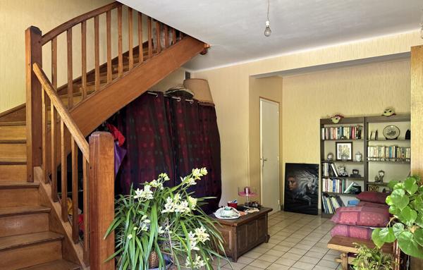 Maison de village à rénover   Beaux volumes, jardin et garage