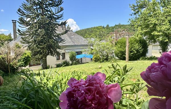 Maison de village à rénover   Beaux volumes, jardin et garage