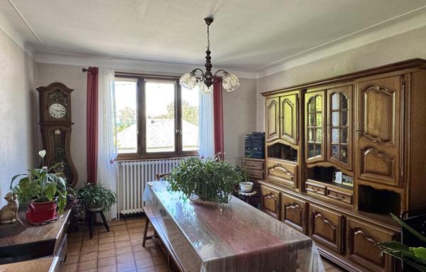 Maison de village à rénover   Beaux volumes, jardin et garage