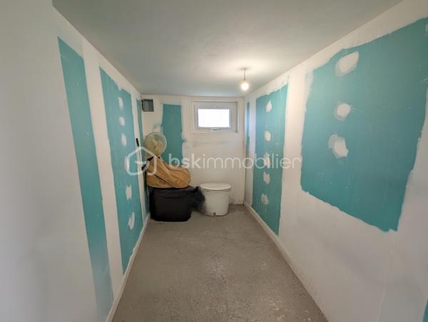 Maison 70’s Chic – Moderne Vintage & Authenticité

Prin-Deyrançon (79) – à quelques minutes de Niort et accès La Rochelle.

Vous aimez le cachet, l’authenticité, les maisons qui ont une âme ?
Cette maison de 1975 est faite pour vous.

🏡 97 m² d’élégance vintage

Dès l’entrée, on retrouve l’esprit architectural des années 70 : volumes bien pensés, luminosité, matériaux authentiques.

• Séjour lumineux avec cheminée
• Deux grandes ouvertures sur terrasse plein Sud
• Cuisine équipée indépendante
• 2 chambres spacieuses (~13 m²)
• Salle de bain mosaïque d’époque parfaitement conservée (véritable signature déco)
• WC indépendant
.
Un charme rétro assumé… devenu aujourd’hui ultra tendance

💡 Le potentiel en plus

Sous-sol isolé avec 3ème chambre.
Espace prévus pour créer salle d’eau / WC.
Accès indépendant possible.
Atelier 25m2

Idéal studio, télétravail, espace ado ou investissement.


🌿 Un terrain rare

1 420 m² arborés, intimité, calme, espace pour jardin, potager ou piscine.

🔥 Confort modernisé

La maison a été améliorée pour un confort actuel :

✔ Menuiseries PVC double vitrage (2022)
✔ Pompe à chaleur
✔ Panneaux solaires
✔ Ballon thermodynamique (2023)

👉 Base saine, structure solide, aucun gros travaux.

⚠️ Assainissement individuel fonctionnel mais non conforme (prévoir mise aux normes – déjà intégré dans le prix).

💎 Une maison avec du style, pas un pavillon standardisé.
Parfaite pour primo-accédants ou amateurs d’architecture vintage souhaitant personnaliser à leur image.
La toiture sera démoussé et nettoyé pour la vente.

📞 Contact pour visite – bien rare sur le secteur.