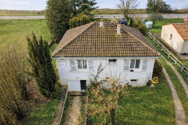 Maison 70’s Chic – Moderne Vintage & Authenticité

Prin-Deyrançon (79) – à quelques minutes de Niort et accès La Rochelle.

Vous aimez le cachet, l’authenticité, les maisons qui ont une âme ?
Cette maison de 1975 est faite pour vous.

🏡 97 m² d’élégance vintage

Dès l’entrée, on retrouve l’esprit architectural des années 70 : volumes bien pensés, luminosité, matériaux authentiques.

• Séjour lumineux avec cheminée
• Deux grandes ouvertures sur terrasse plein Sud
• Cuisine équipée indépendante
• 2 chambres spacieuses (~13 m²)
• Salle de bain mosaïque d’époque parfaitement conservée (véritable signature déco)
• WC indépendant
.
Un charme rétro assumé… devenu aujourd’hui ultra tendance

💡 Le potentiel en plus

Sous-sol isolé avec 3ème chambre.
Espace prévus pour créer salle d’eau / WC.
Accès indépendant possible.
Atelier 25m2

Idéal studio, télétravail, espace ado ou investissement.


🌿 Un terrain rare

1 420 m² arborés, intimité, calme, espace pour jardin, potager ou piscine.

🔥 Confort modernisé

La maison a été améliorée pour un confort actuel :

✔ Menuiseries PVC double vitrage (2022)
✔ Pompe à chaleur
✔ Panneaux solaires
✔ Ballon thermodynamique (2023)

👉 Base saine, structure solide, aucun gros travaux.

⚠️ Assainissement individuel fonctionnel mais non conforme (prévoir mise aux normes – déjà intégré dans le prix).

💎 Une maison avec du style, pas un pavillon standardisé.
Parfaite pour primo-accédants ou amateurs d’architecture vintage souhaitant personnaliser à leur image.
La toiture sera démoussé et nettoyé pour la vente.

📞 Contact pour visite – bien rare sur le secteur.